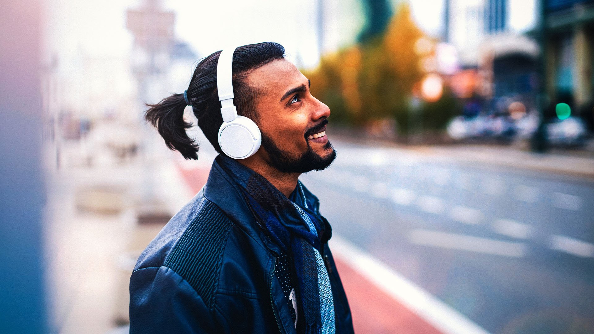 Brand People_0005_QMS-People_ManHeadphones-CoS